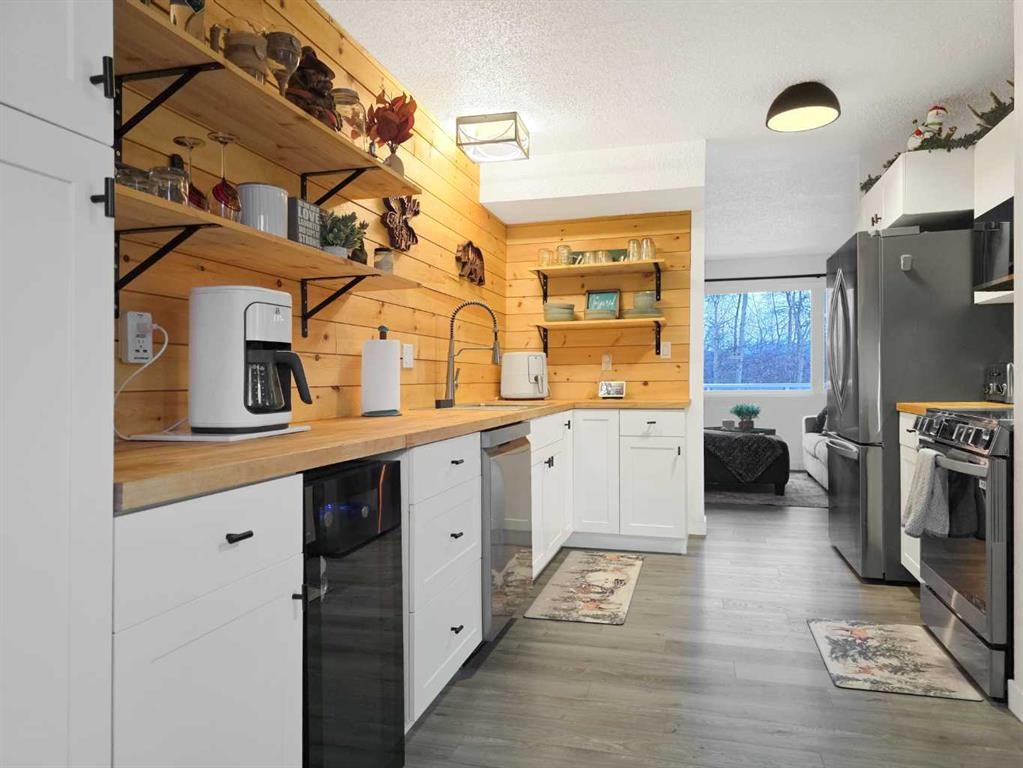 47 97 Avenue, Grande Cache, AB - Indoor Photo Showing Kitchen
