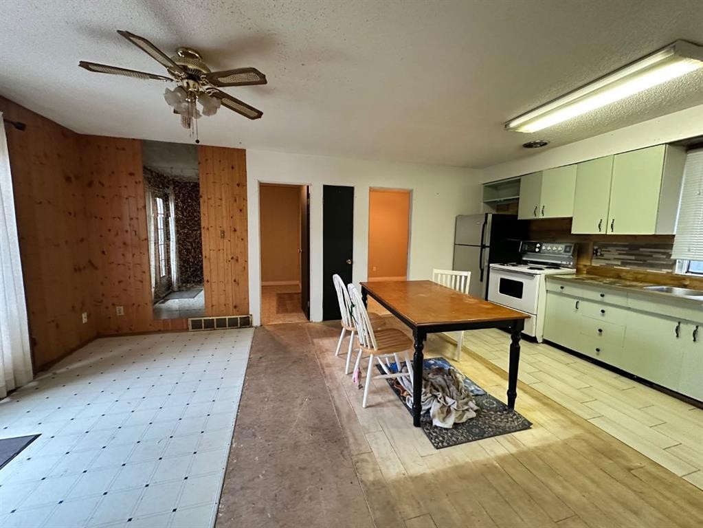 9514 104 Avenue, Grande Prairie, AB - Indoor Photo Showing Kitchen With Double Sink