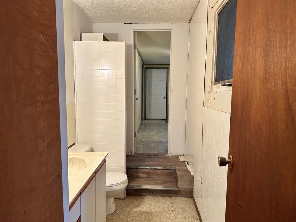 9514 104 Avenue, Grande Prairie, AB - Indoor Photo Showing Bathroom