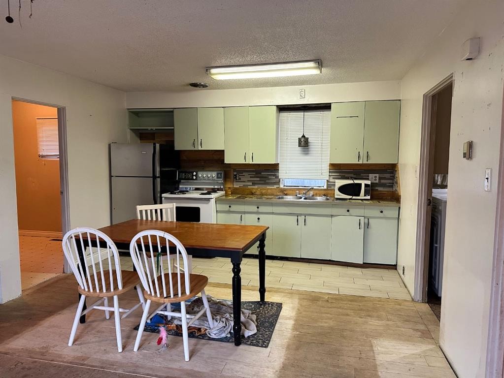 9514 104 Avenue, Grande Prairie, AB - Indoor Photo Showing Kitchen With Double Sink