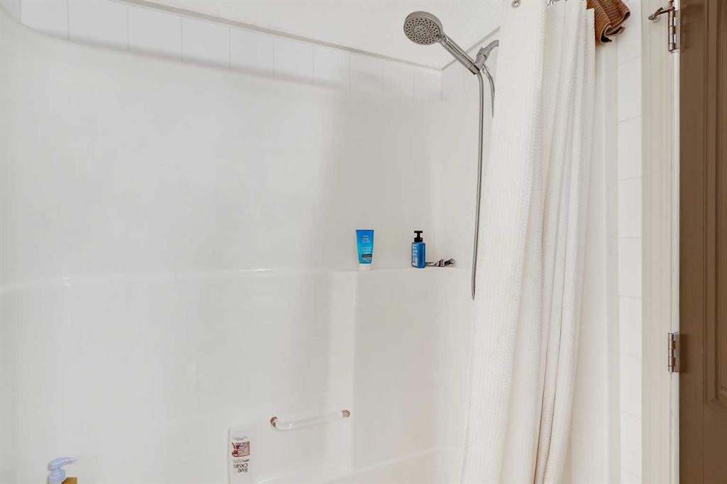 206-9120 96 Avenue, Grande Prairie, AB - Indoor Photo Showing Bathroom