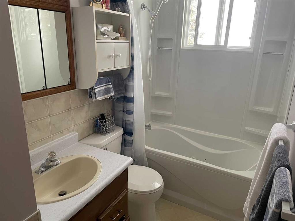 11500 105 Avenue, Fairview, AB - Indoor Photo Showing Bathroom