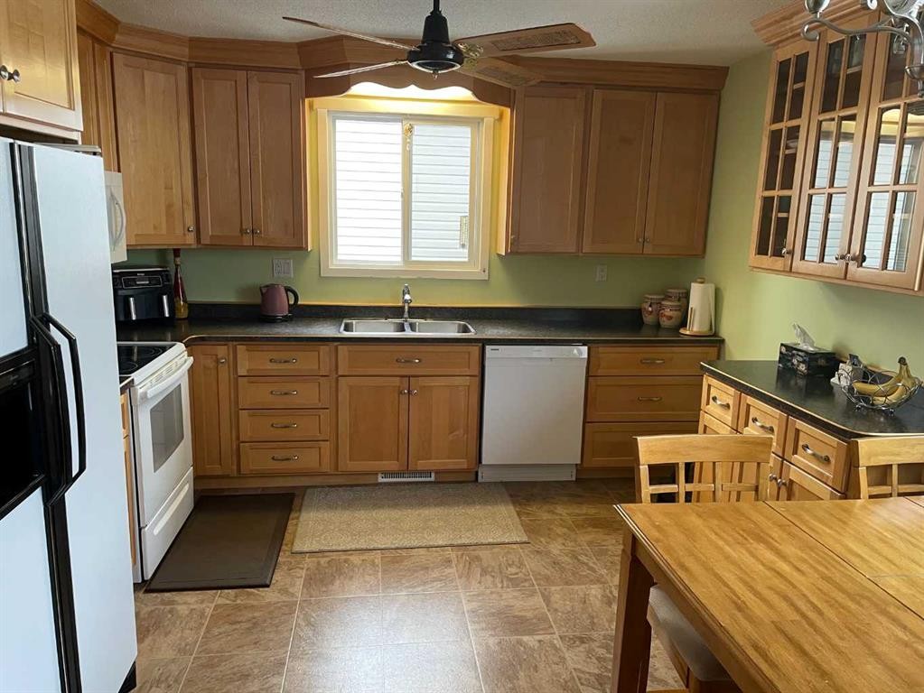 11500 105 Avenue, Fairview, AB - Indoor Photo Showing Kitchen With Double Sink