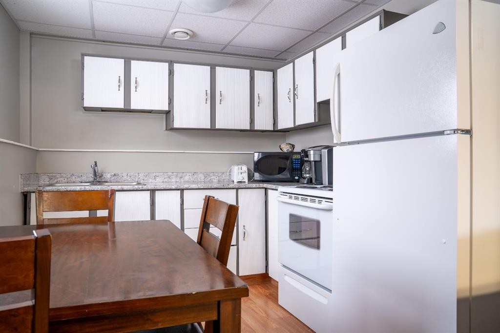 9704 118 Avenue, Grande Prairie, AB - Indoor Photo Showing Kitchen