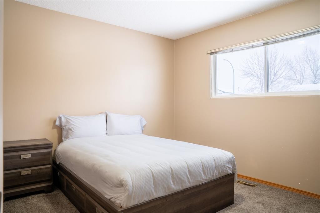 9704 118 Avenue, Grande Prairie, AB - Indoor Photo Showing Bedroom