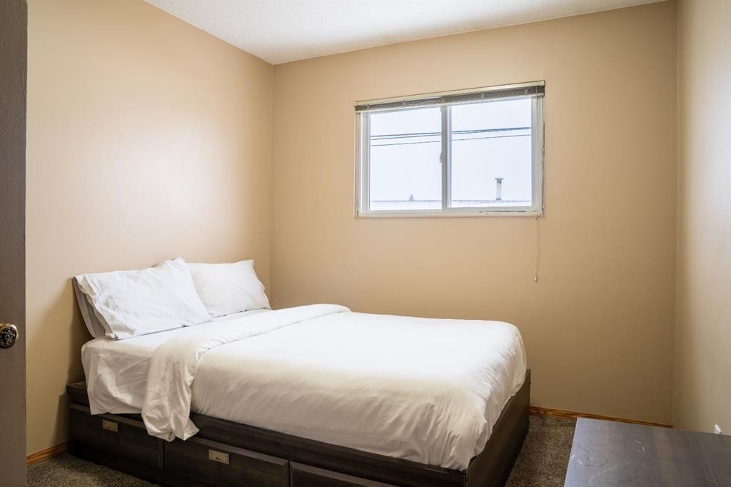 9704 118 Avenue, Grande Prairie, AB - Indoor Photo Showing Bedroom