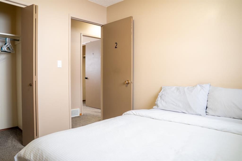 9704 118 Avenue, Grande Prairie, AB - Indoor Photo Showing Bedroom