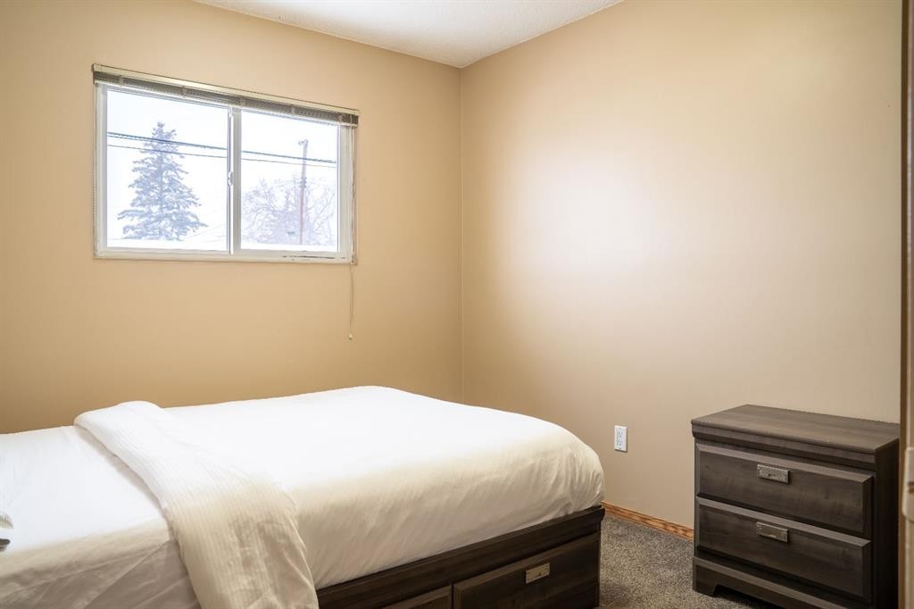 9704 118 Avenue, Grande Prairie, AB - Indoor Photo Showing Bedroom