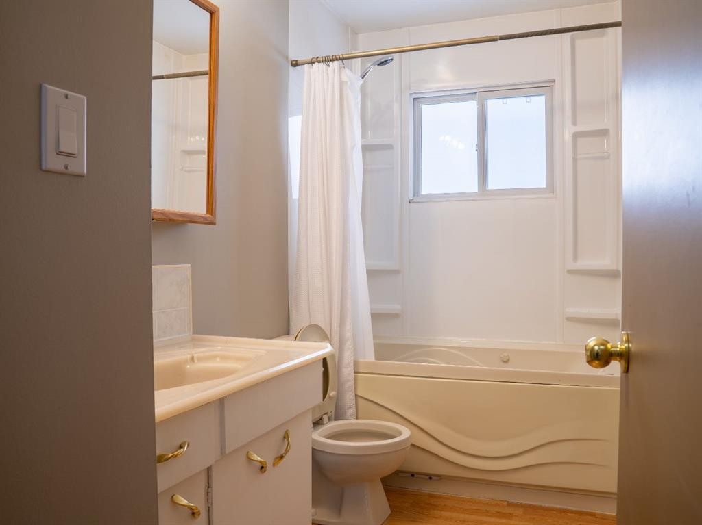 9704 118 Avenue, Grande Prairie, AB - Indoor Photo Showing Bathroom