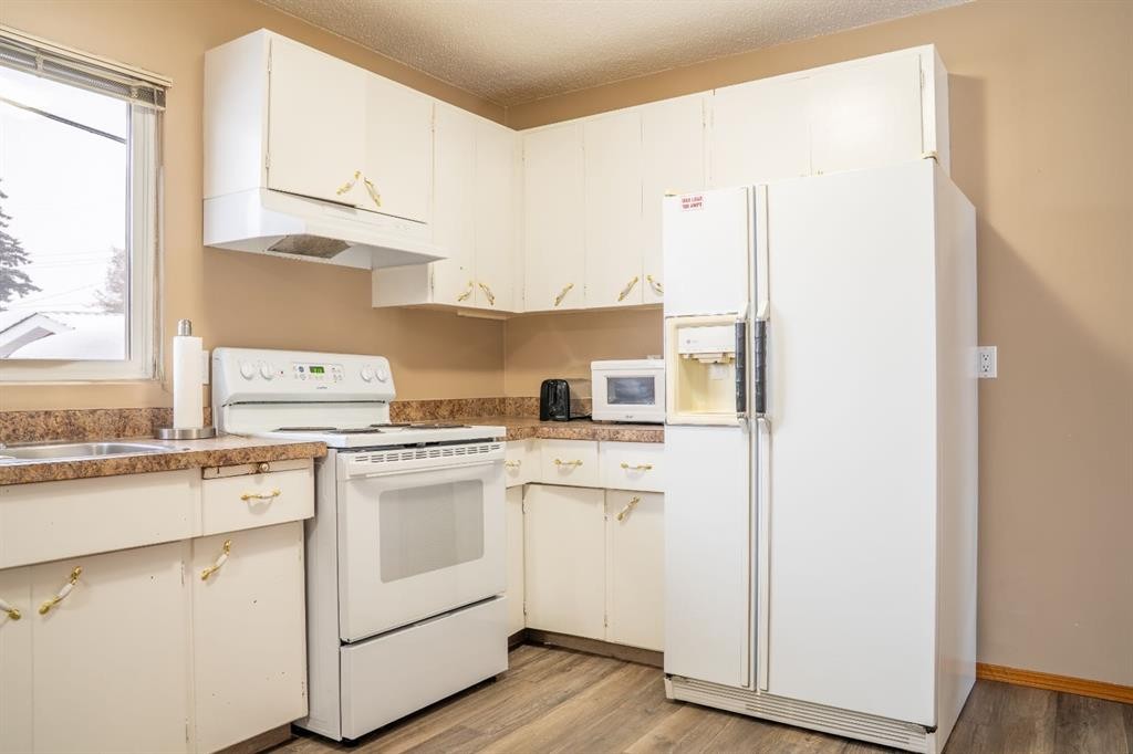 9704 118 Avenue, Grande Prairie, AB - Indoor Photo Showing Kitchen