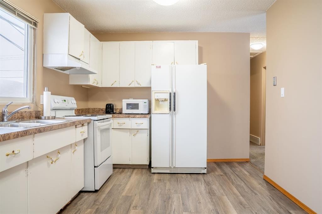9704 118 Avenue, Grande Prairie, AB - Indoor Photo Showing Kitchen With Double Sink