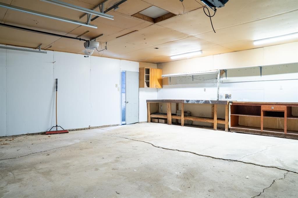 9704 118 Avenue, Grande Prairie, AB - Indoor Photo Showing Garage