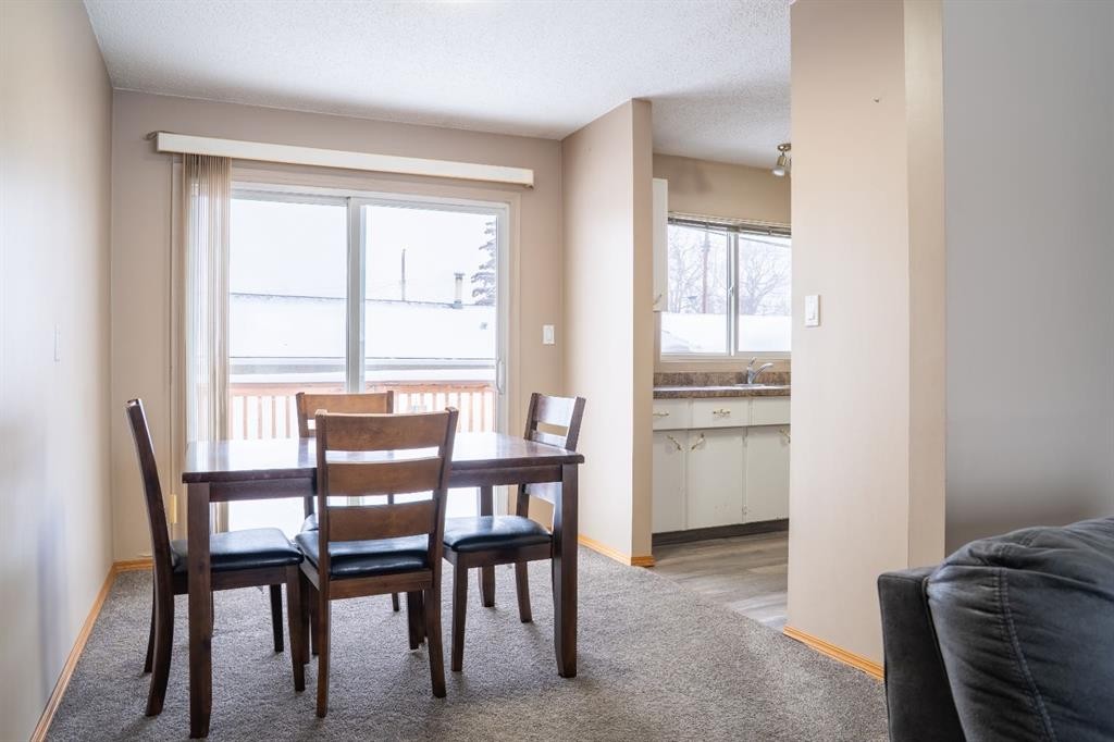 9704 118 Avenue, Grande Prairie, AB - Indoor Photo Showing Dining Room
