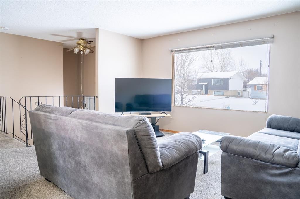 9704 118 Avenue, Grande Prairie, AB - Indoor Photo Showing Living Room
