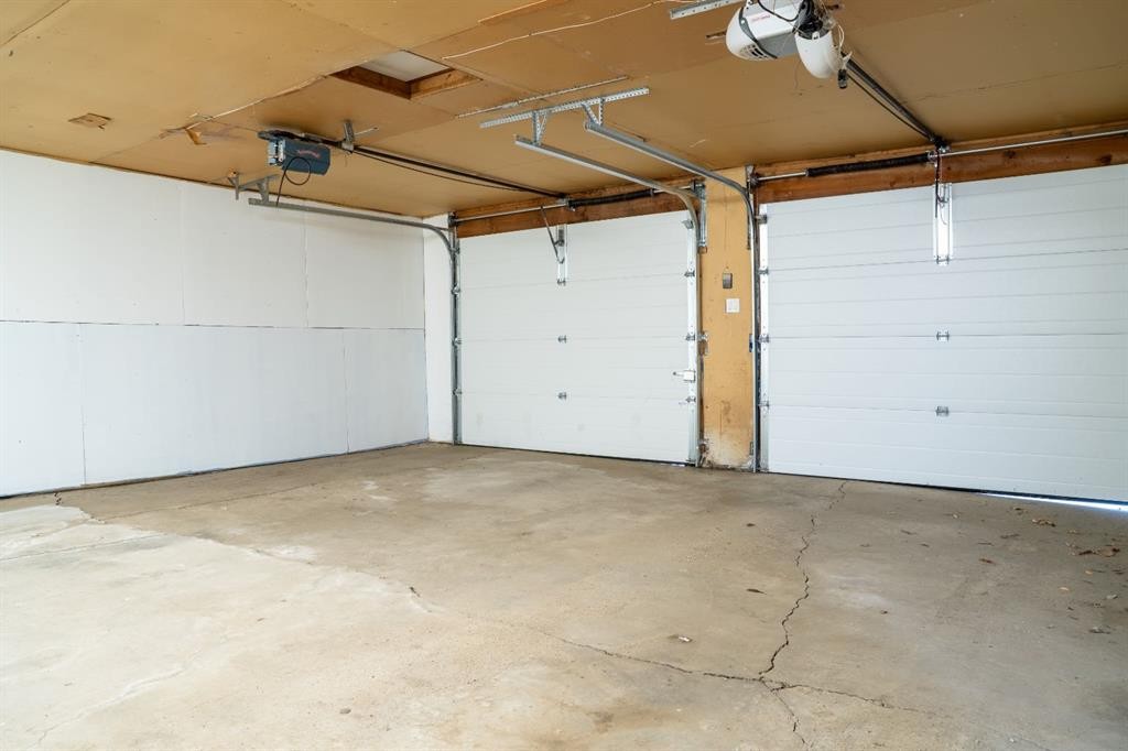 9704 118 Avenue, Grande Prairie, AB - Indoor Photo Showing Garage