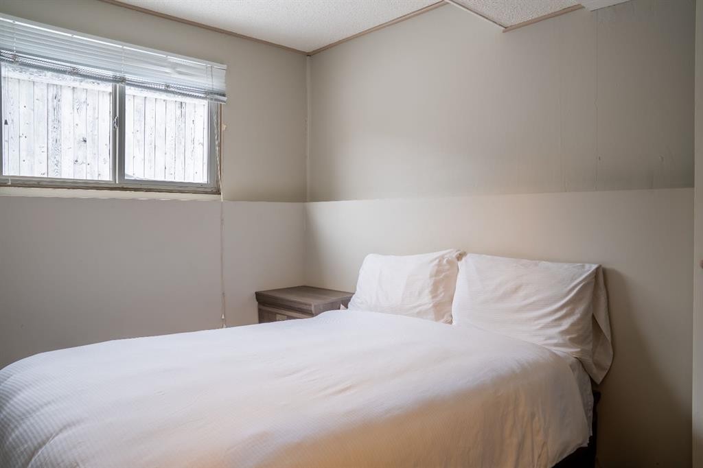9704 118 Avenue, Grande Prairie, AB - Indoor Photo Showing Bedroom