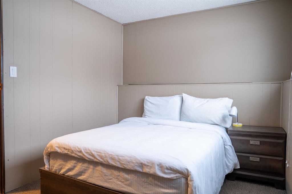 9704 118 Avenue, Grande Prairie, AB - Indoor Photo Showing Bedroom