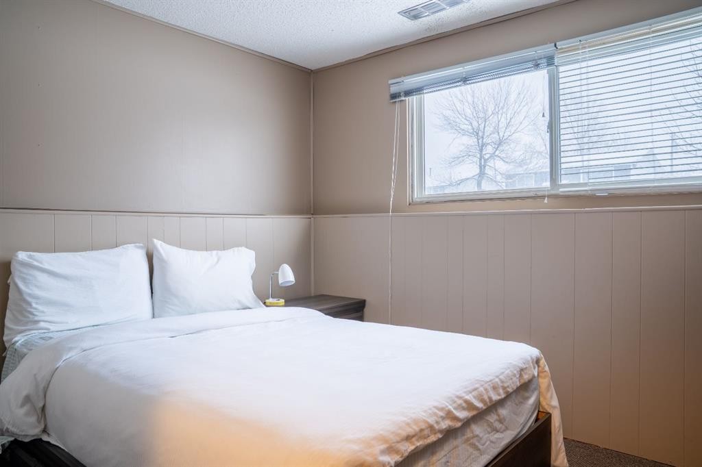 9704 118 Avenue, Grande Prairie, AB - Indoor Photo Showing Bedroom