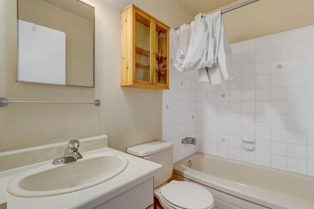 8102 103 Street, Grande Prairie, AB - Indoor Photo Showing Bathroom