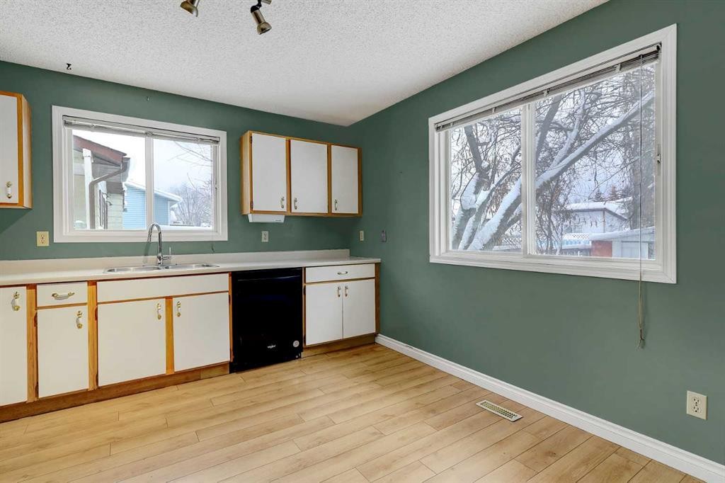 8102 103 Street, Grande Prairie, AB - Indoor Photo Showing Kitchen
