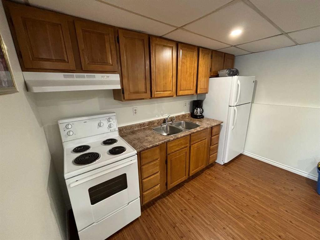 8310 95 Street, Peace River, AB - Indoor Photo Showing Kitchen With Double Sink