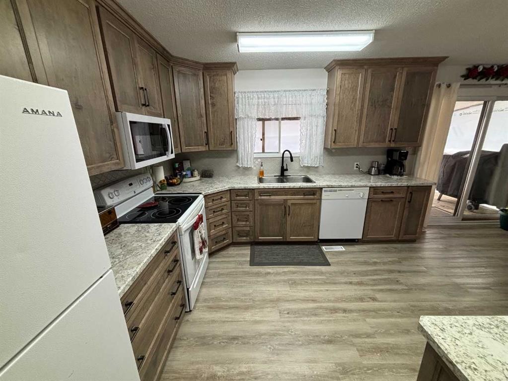8310 95 Street, Peace River, AB - Indoor Photo Showing Kitchen