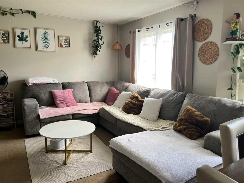 323-10150 121 Avenue, Grande Prairie, AB - Indoor Photo Showing Living Room