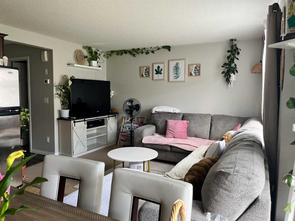 323-10150 121 Avenue, Grande Prairie, AB - Indoor Photo Showing Living Room