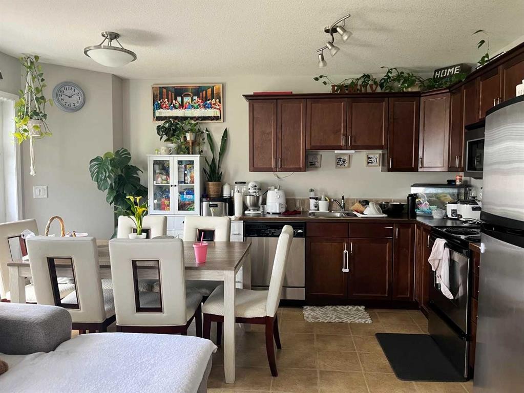 323-10150 121 Avenue, Grande Prairie, AB - Indoor Photo Showing Kitchen With Double Sink