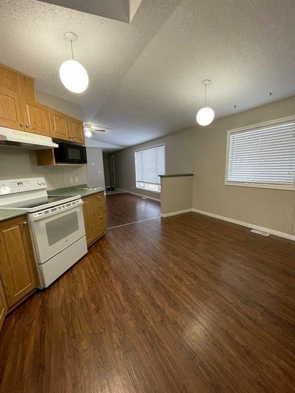 7 Deer Ridge Drive, High Level, AB - Indoor Photo Showing Kitchen