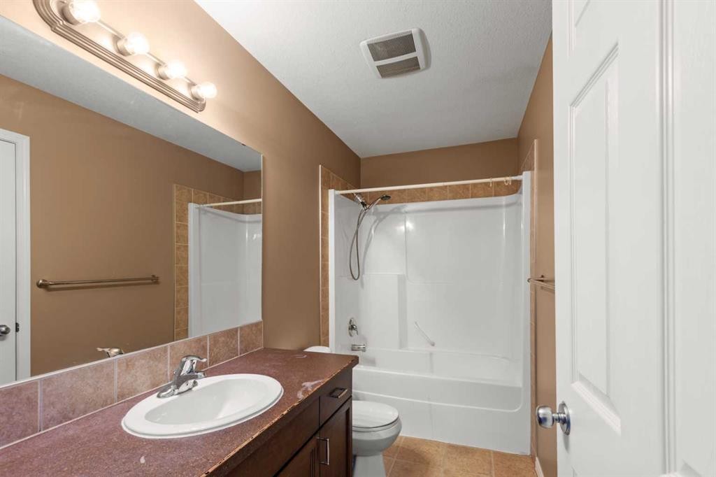 330-10150 121 Avenue, Grande Prairie, AB - Indoor Photo Showing Bathroom