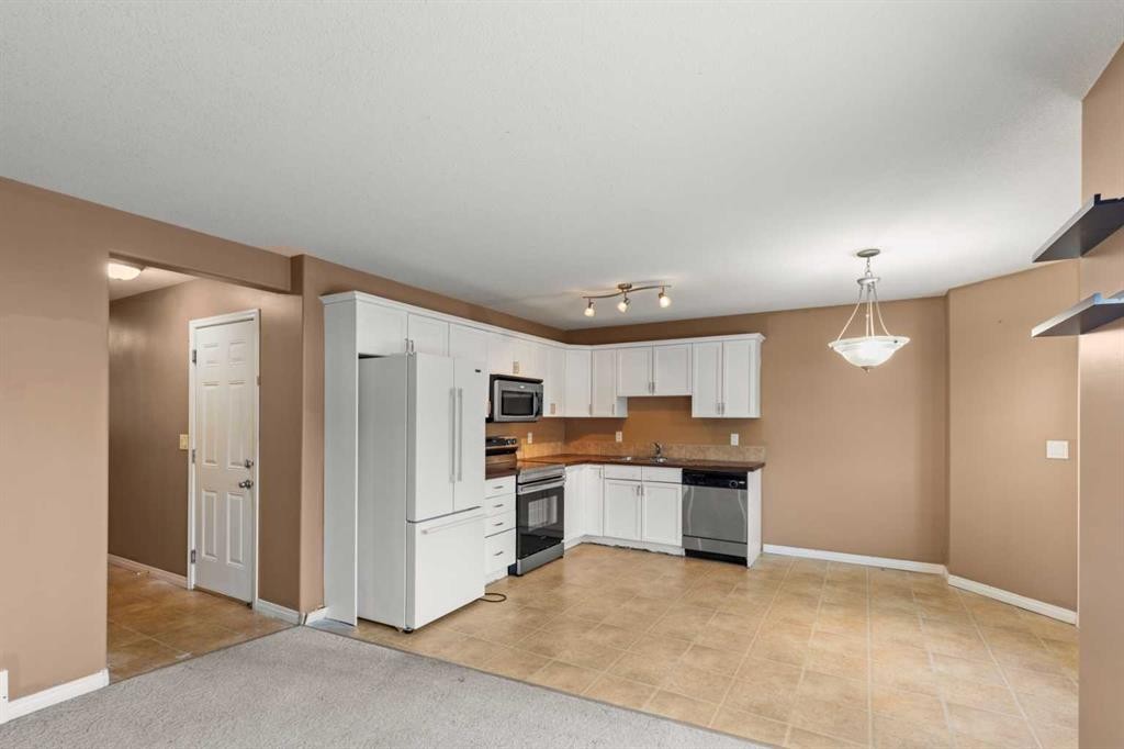 330-10150 121 Avenue, Grande Prairie, AB - Indoor Photo Showing Kitchen