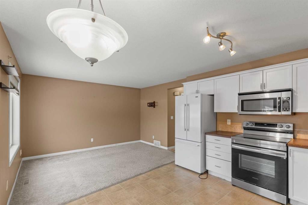 330-10150 121 Avenue, Grande Prairie, AB - Indoor Photo Showing Kitchen