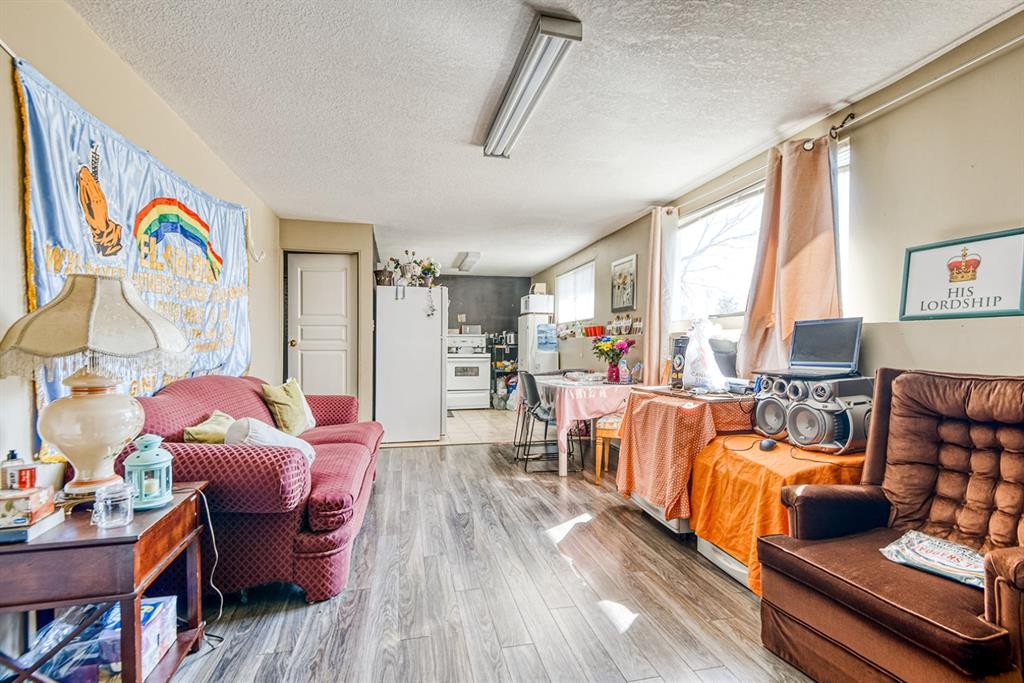 9645 Hillcrest Drive, Grande Prairie, AB - Indoor Photo Showing Living Room