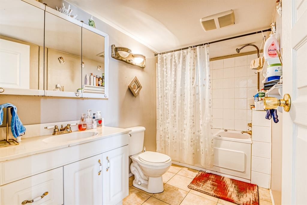 9645 Hillcrest Drive, Grande Prairie, AB - Indoor Photo Showing Bathroom