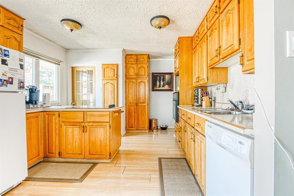 9645 Hillcrest Drive, Grande Prairie, AB - Indoor Photo Showing Kitchen