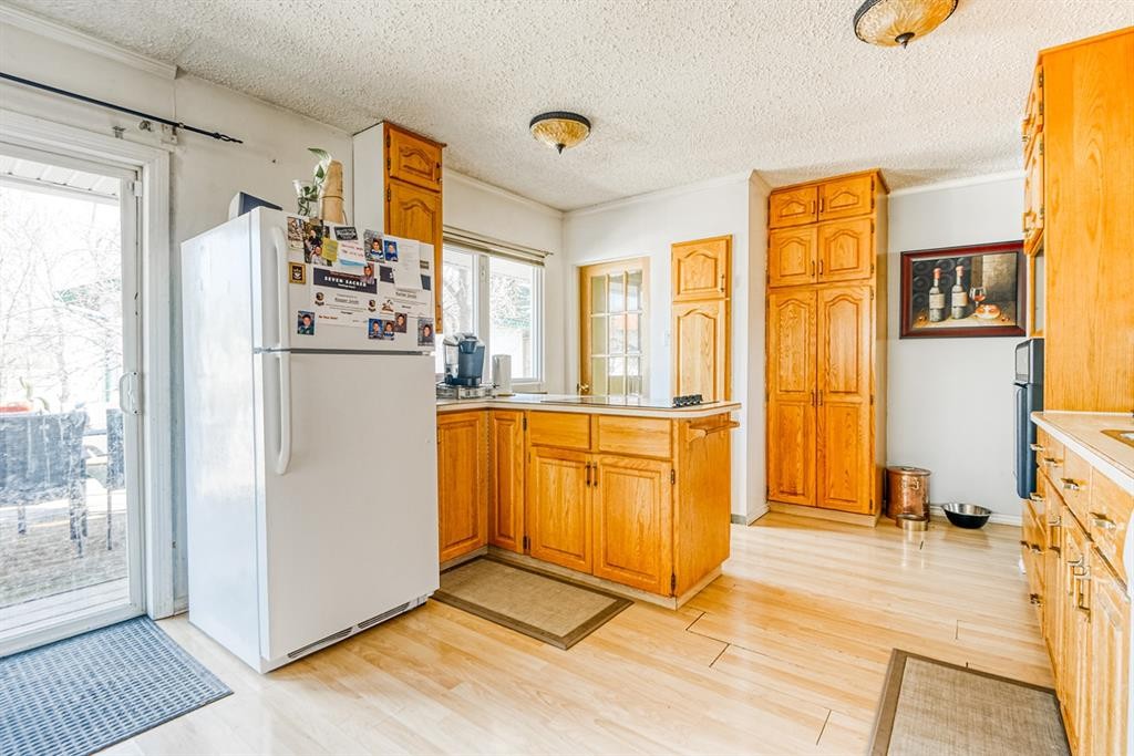 9645 Hillcrest Drive, Grande Prairie, AB - Indoor Photo Showing Kitchen