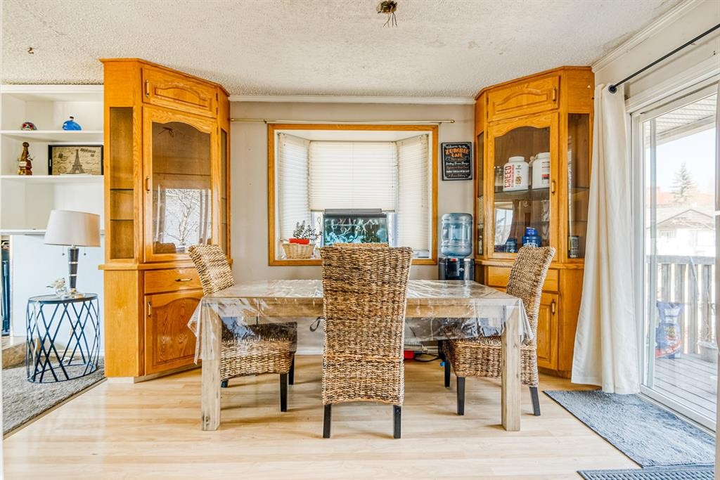 9645 Hillcrest Drive, Grande Prairie, AB - Indoor Photo Showing Dining Room