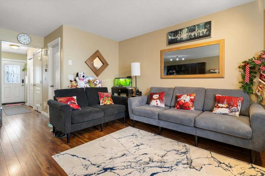 11226 71 Avenue, Grande Prairie, AB - Indoor Photo Showing Living Room