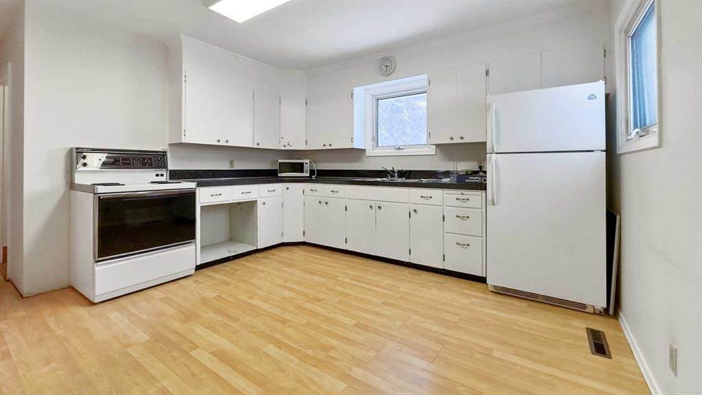 9624 107 Avenue, Grande Prairie, AB - Indoor Photo Showing Kitchen