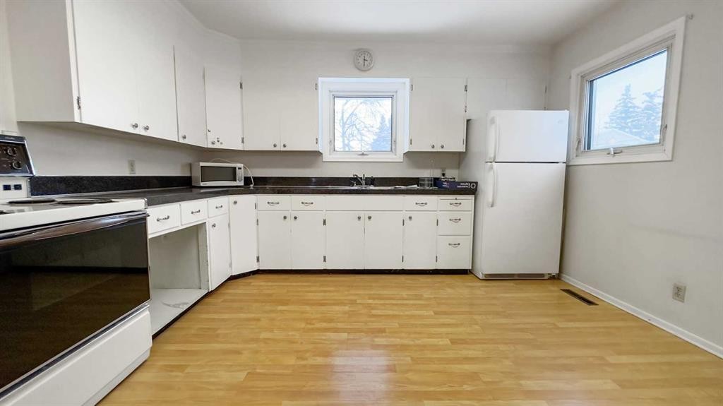 9624 107 Avenue, Grande Prairie, AB - Indoor Photo Showing Kitchen With Double Sink