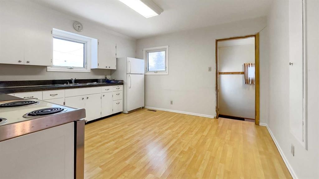 9624 107 Avenue, Grande Prairie, AB - Indoor Photo Showing Kitchen With Double Sink