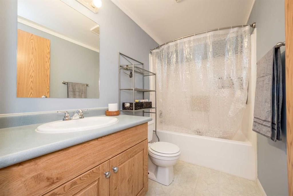 9703 111 Avenue, Clairmont, AB - Indoor Photo Showing Bathroom