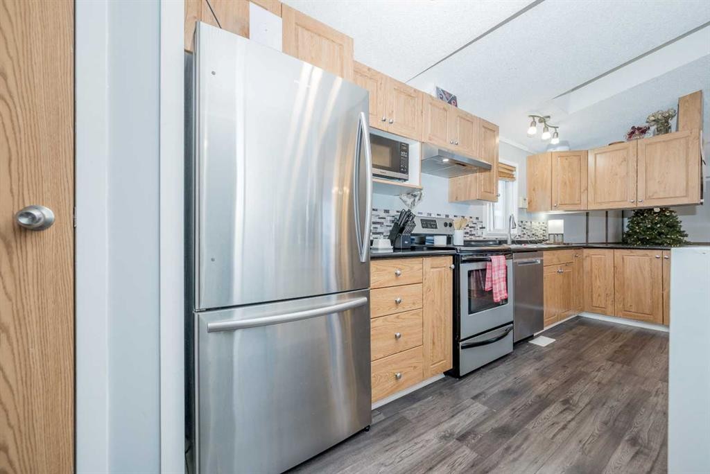 9703 111 Avenue, Clairmont, AB - Indoor Photo Showing Kitchen