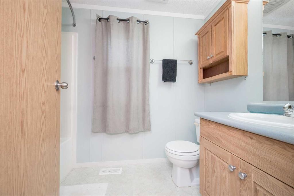 9703 111 Avenue, Clairmont, AB - Indoor Photo Showing Bathroom