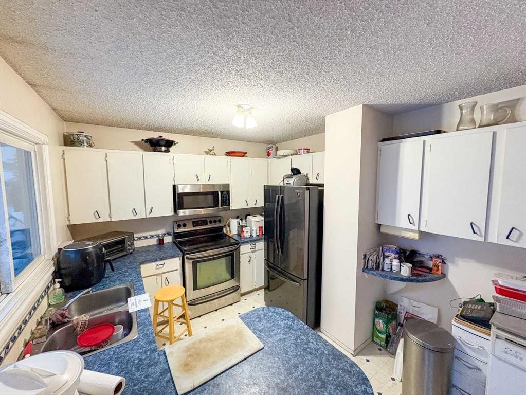 9245 112A Avenue, Grande Prairie, AB - Indoor Photo Showing Kitchen