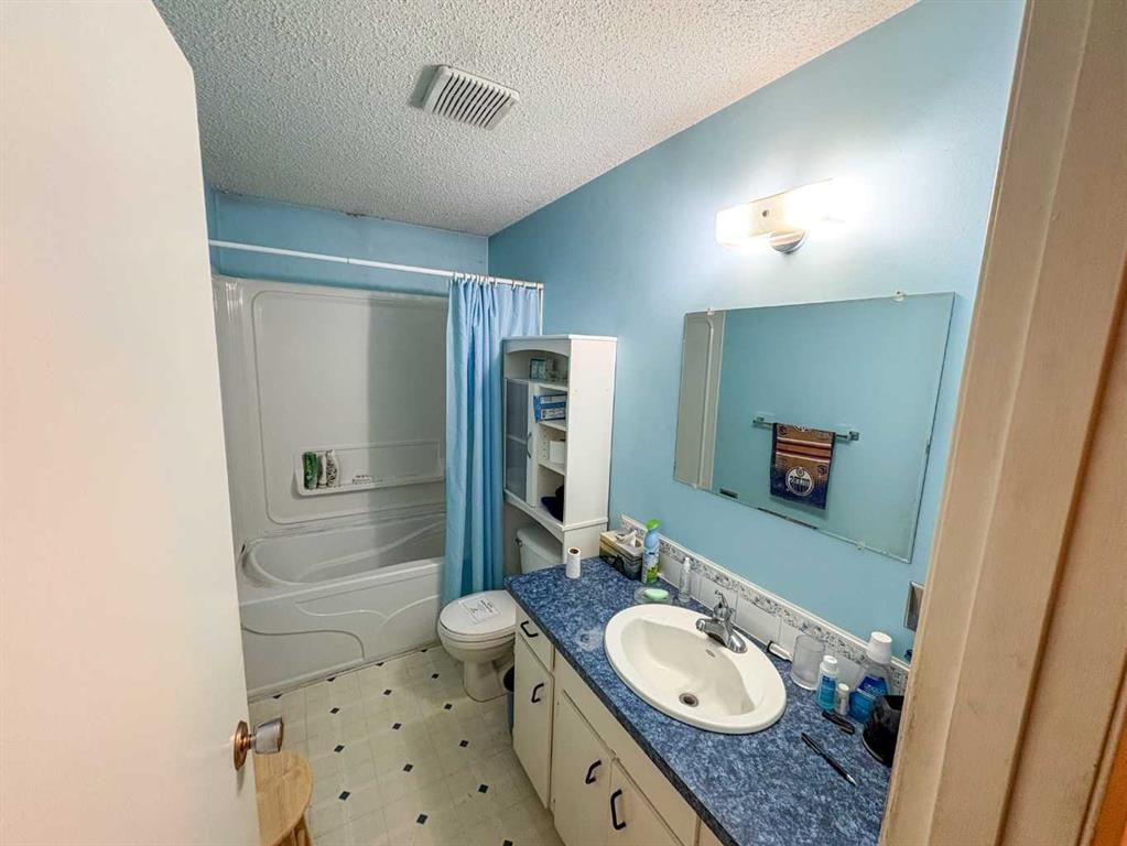 9245 112A Avenue, Grande Prairie, AB - Indoor Photo Showing Bathroom