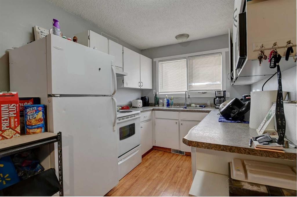 9809 98 Avenue, Sexsmith, AB - Indoor Photo Showing Kitchen