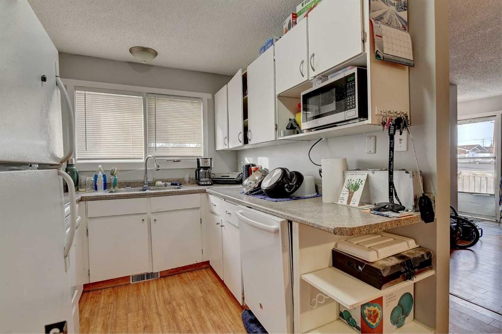 9809 98 Avenue, Sexsmith, AB - Indoor Photo Showing Kitchen With Double Sink