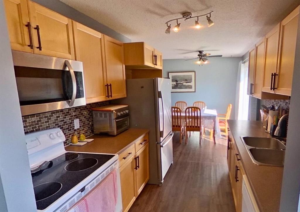 5415 46 Street, Valleyview, AB - Indoor Photo Showing Kitchen With Double Sink